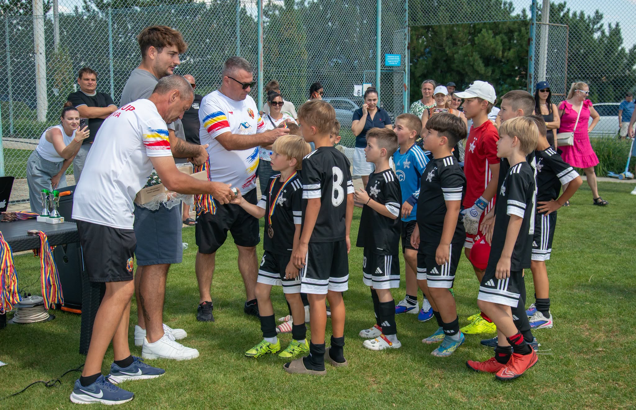Echipă de juniori sărbătorind cu trofeul